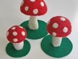 Needle felted red & white toadstool mushroom fungi on a green felt stand, 6.5cm in diameter.